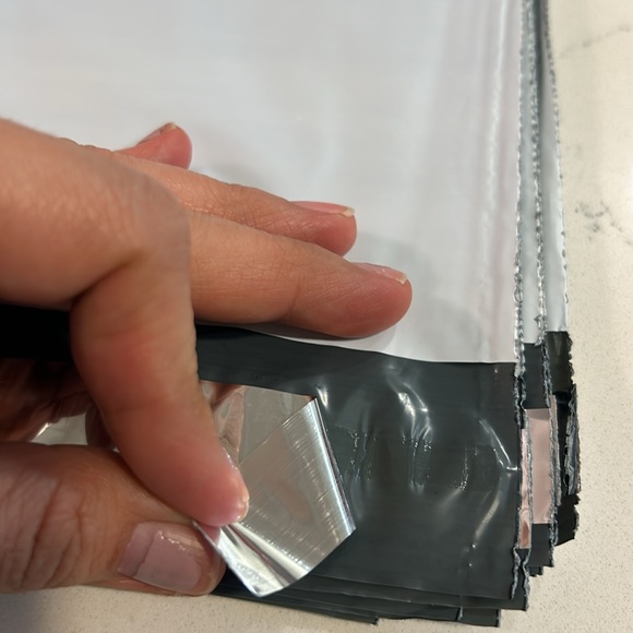 L/XL Poly Bag Mailers Available sizes: 12X15.5 or 19X14.5 or 19X24 or 24X24 - Picture 3 of 6